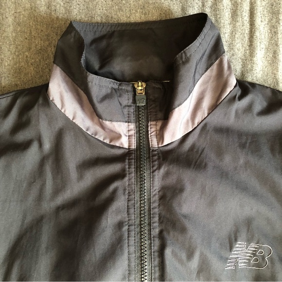 New Balance Windbreaker Jacket with Built-In Keychain/Carabiner - Medium - Picture 4 of 14